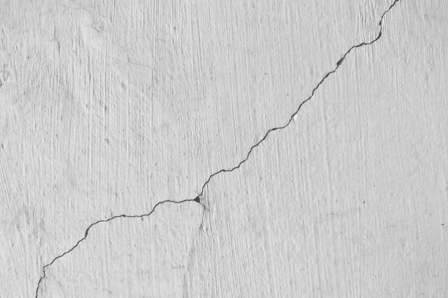 В доме начали трескаться стены и лестницы.