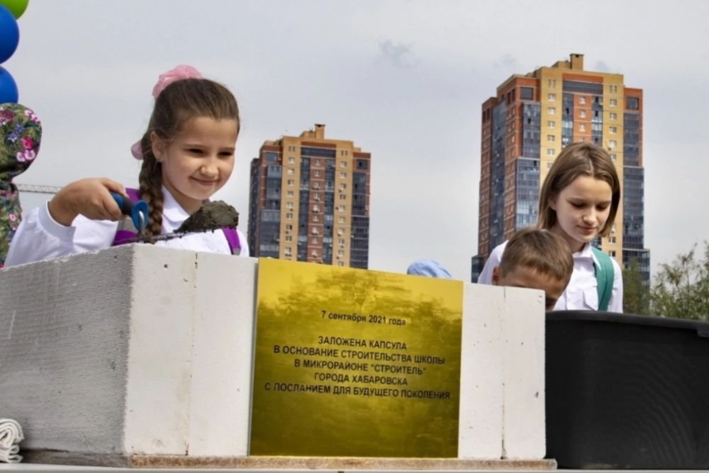 Срок строительства должен был составить 2-3 года - но из-за недобросовестного концессионера стройка сорвалась, и район остался без учебного заведения, на которое местные жители возлагали большие надежды.