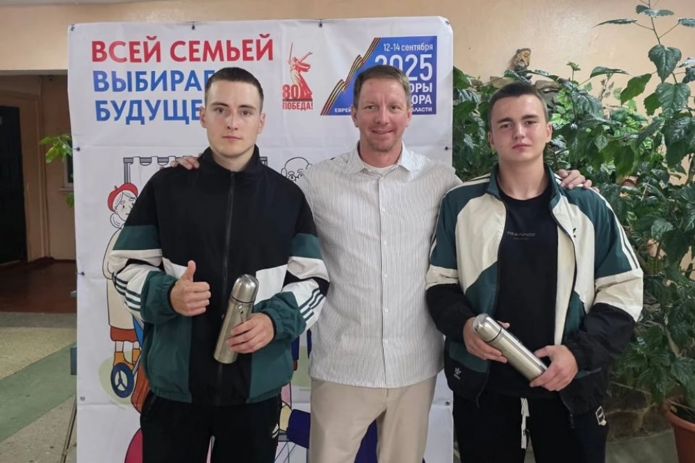 Все, кто голосуют впервые, получают брендированные термосы в подарок.