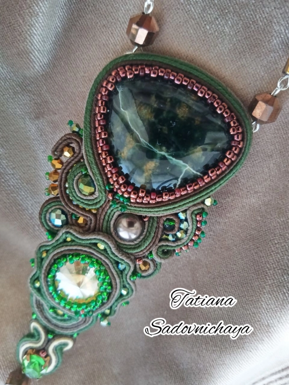 Все микроскопические пробелы заполняются или бисером, или нитками мулине.