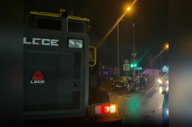 Трактор проехал перекресток на красный сигнал светофора.