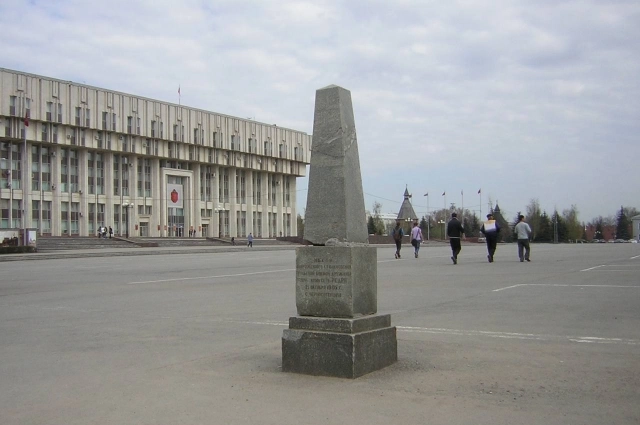 Стела в память о событиях 21 октября когда-то стояла посреди площади Ленина. 