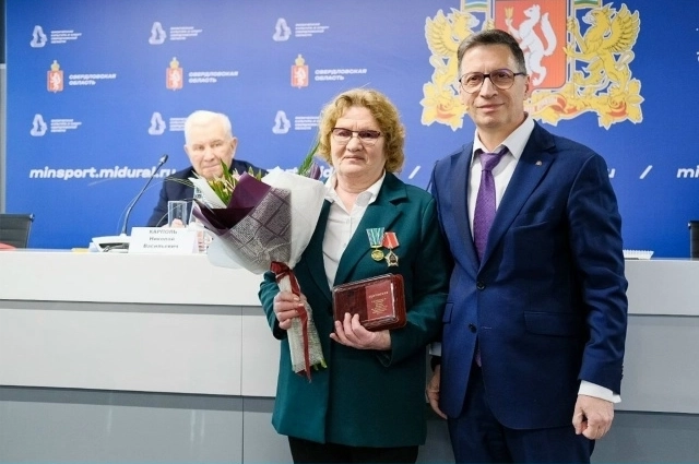 На кадре запечатлена Алевтина Елесина с министром физической культуры и спорта Свердловской области Леонидом Рапопорт.