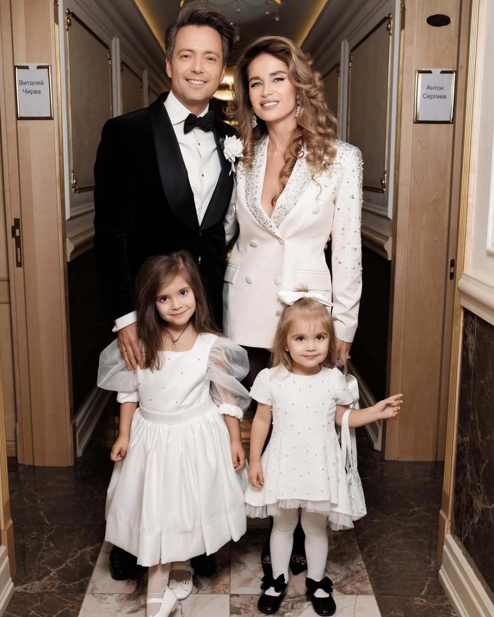 Антон Сергеев с женой Анной и младшими дочерьми – Николь и Флоранс.
