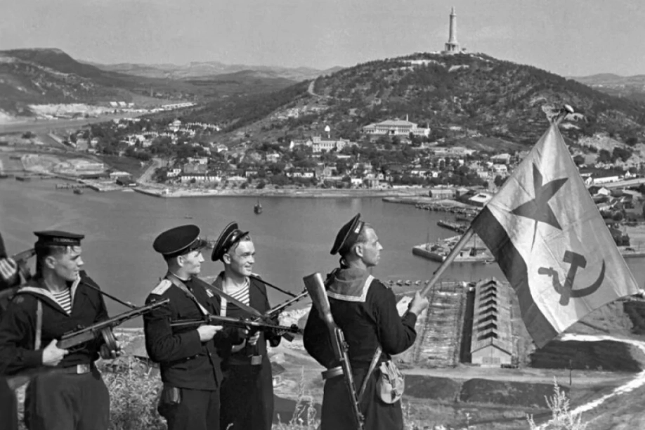 Советские войска поднимают флаг над Порт-Артуром. 1945 год.