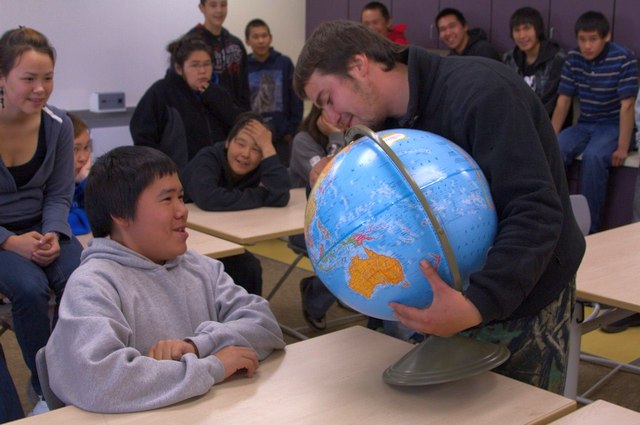Урок географии в эскимосской школе. Алексей Водорезов пытается найти Рязань на американском глобусе.