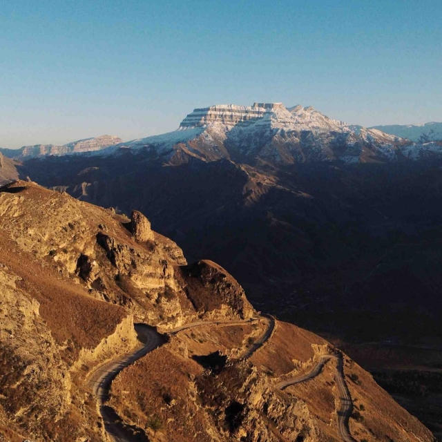 Седло-гора. Если немного проехать из Хунзаха в сторону Карадаха, там будет небольшая гора, на которой стоит камень и надпись оранжевыми металлическими буквами 