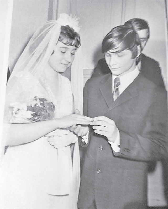 Архивное фото со дня свадьбы Аллы и Дмитрия Новик. 18 января 1975 года.