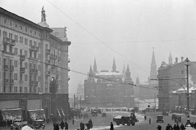 Жизнь города. Москва, улица Горького. Ноябрь 1941 год.