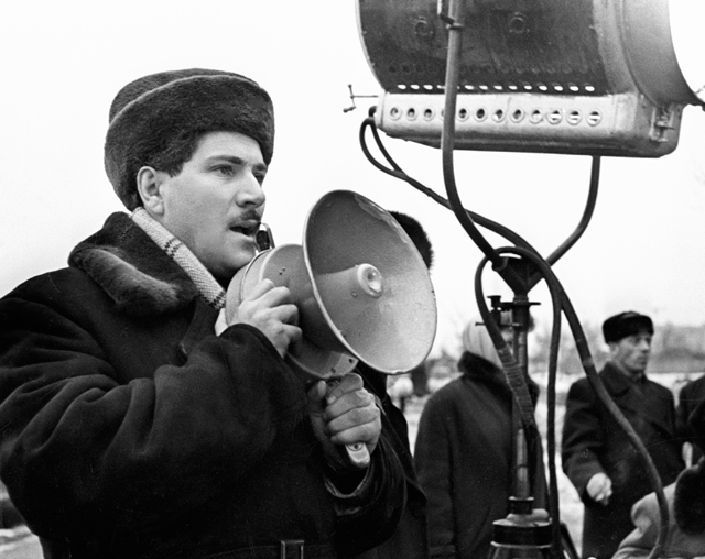 Режиссер Григорий Чухрай на съемках фильма «Чистое небо». 1961 г.