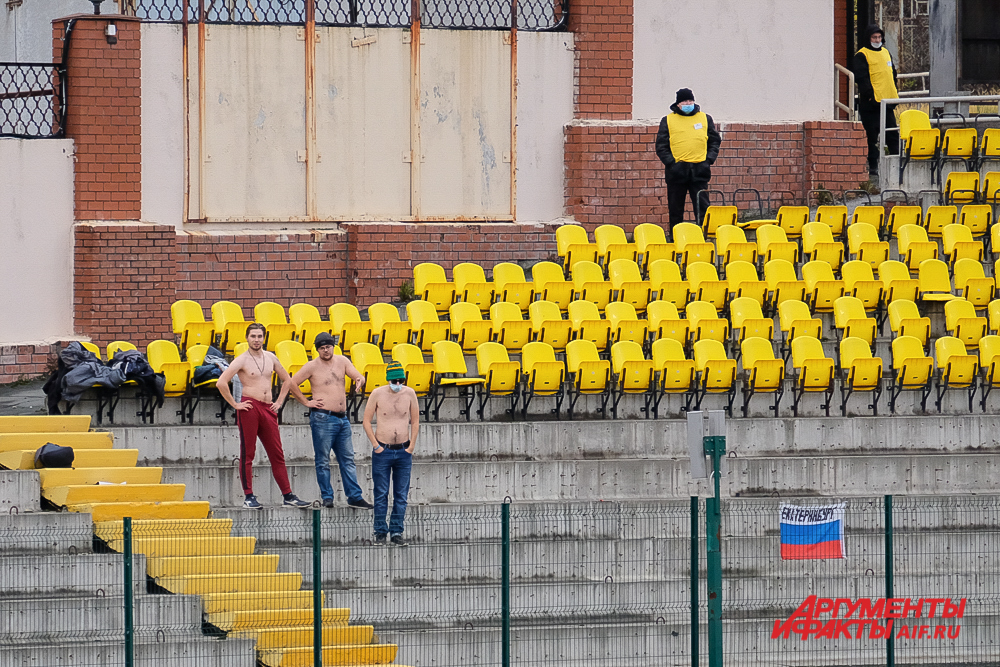 Футбольные болельщики из Екатеринбурга разделись по пояс на матче в Перми.