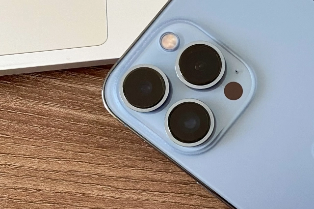 Мужчина выкрал у женщины Iphone.
