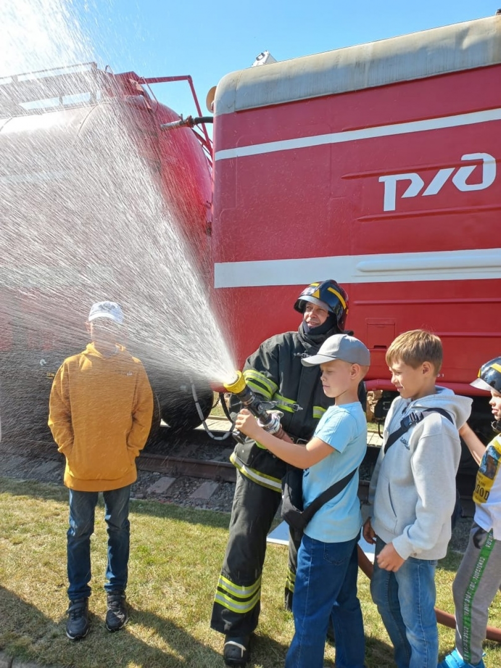 Юные омичи попробовали себя и в роли огнеборцев.