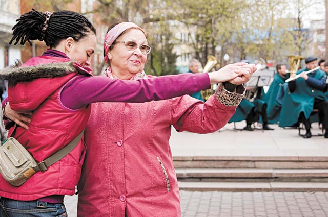 пенсионеры, серебряный возраст, танцуют, пожилые люди