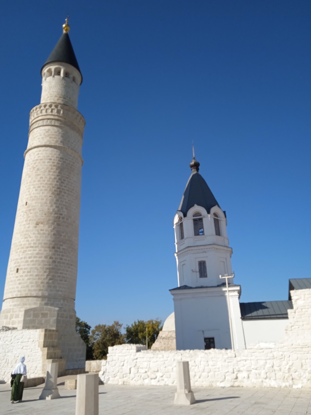 Большой минарет Соборной мечети (слева) восстановили в 2000 году.