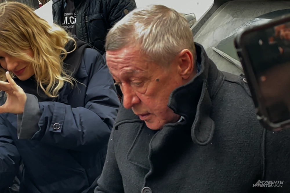 Михаил Ефремов освобожденный из колонии у свого дома в Плотниковом переулке.