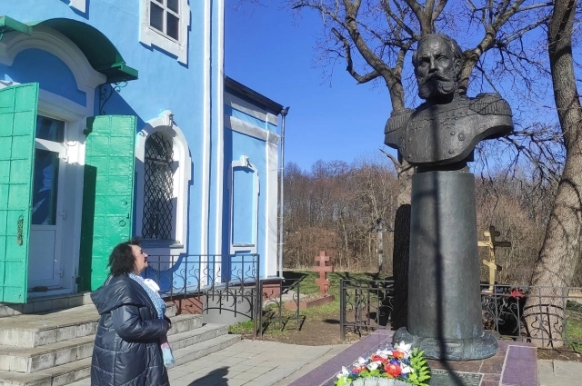 Музей командира крейсера «Варяг» В.Ф.Руднева. У могилы В.Ф.Руднева.