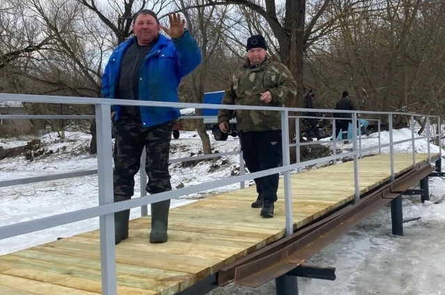 Довольные работой сельчане.