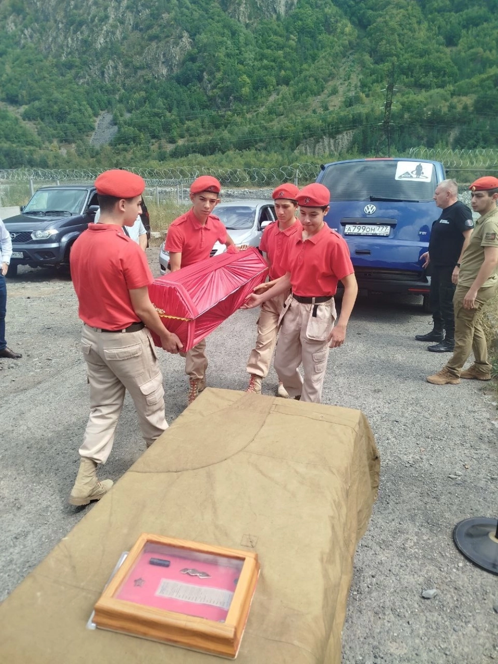 Передача останков солдата на пункте пропуска Верхний Ларс.