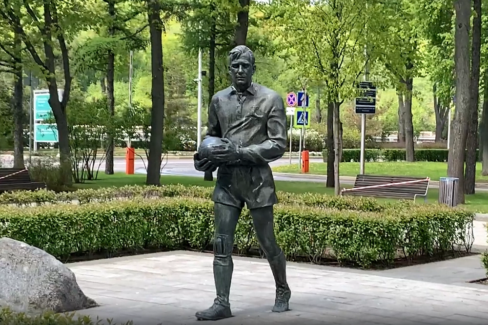 Скульптурная композиция у северной трибуны стадиона «Динамо» (Ленинградский проспект, 36).