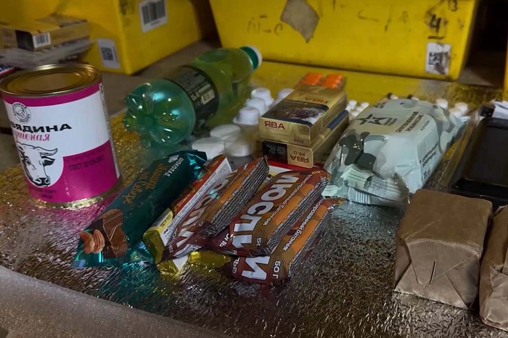 Грузовой Дрон в небе.