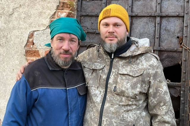 Алексей (справа), который начал восстановление храма.