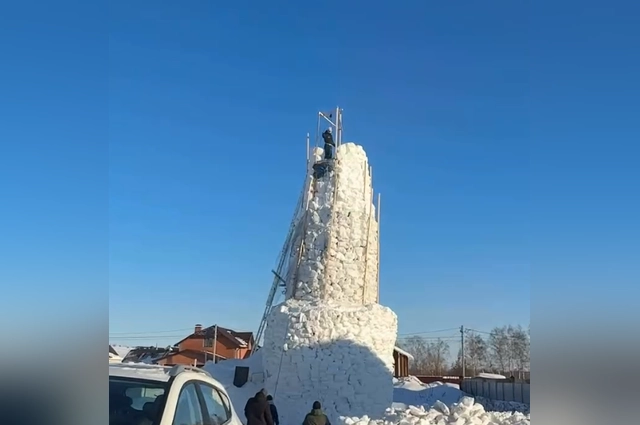 Снеговик уже достиг 12 метров в высоту.