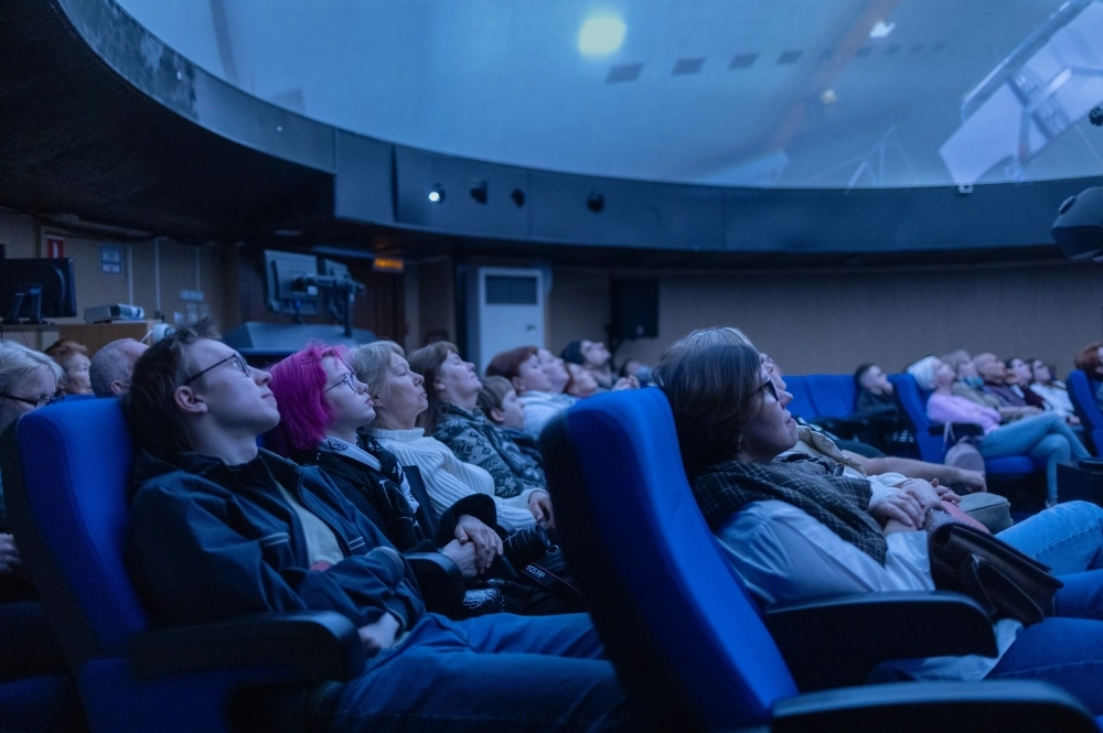 Просмотр полнокупольного фильма в планетарии