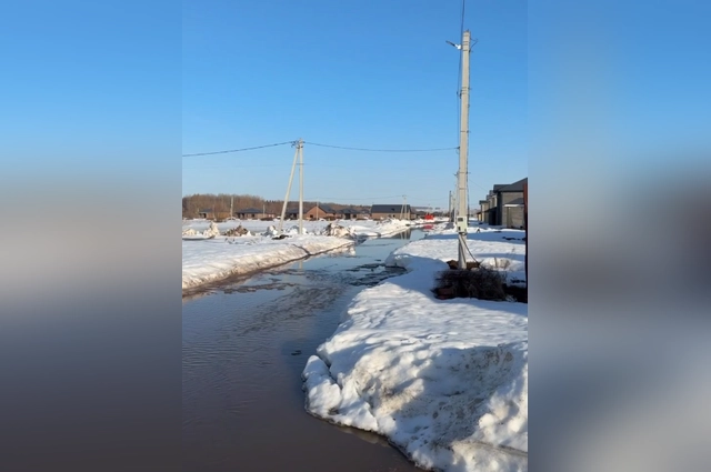 Затопило несколько улиц в поселке.