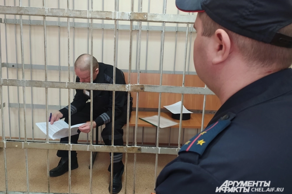 На суде Мелюх что-то отмечал, конспектировал в документах.