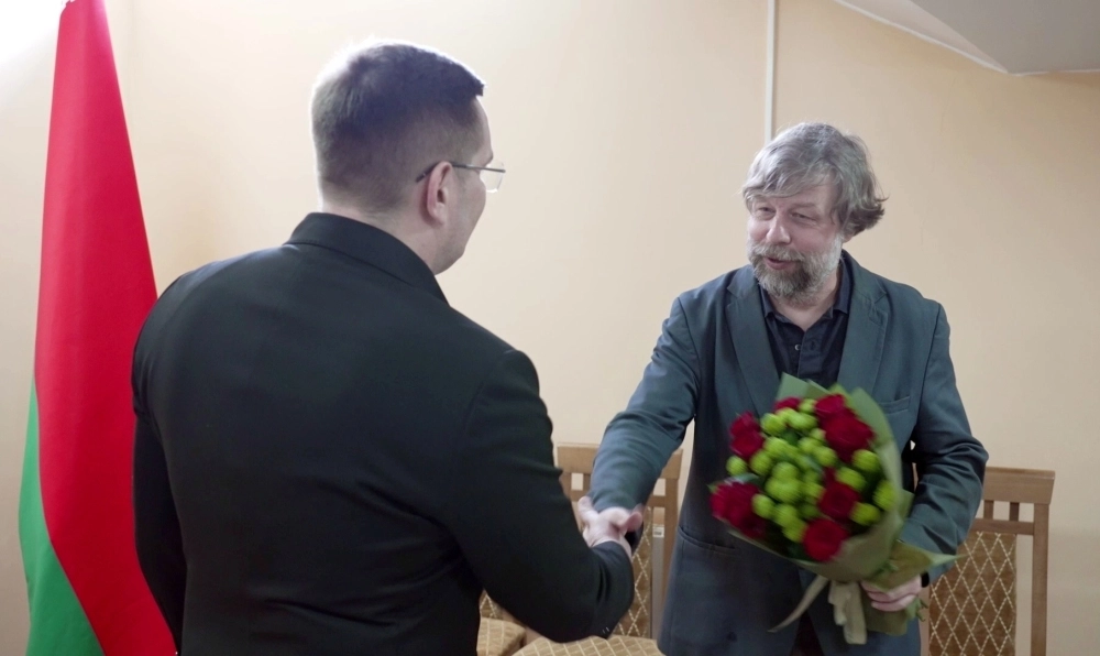 Ученый Александр Бутягин (справа) после обмена на одного из офицеров внешней разведки Молдавии (стоп-кадр видео). Обмен состоялся на белорусско-польской границе.