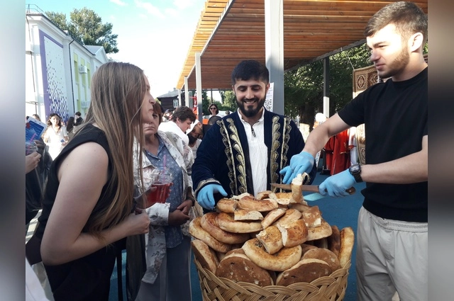 В День молодёжи для гостей праздника приготовили вкусные лепёшки.