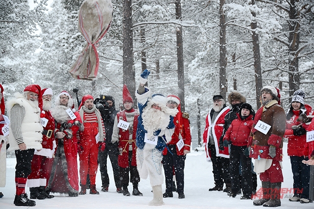 Участники соревновались в метании мешка с подарками, толкании рождественских саней, беге с препятствиями и других дисциплинах