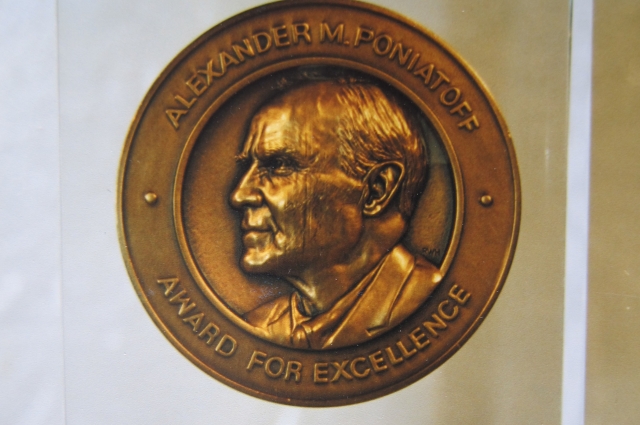 Медаль имени Понятова вручается в США.