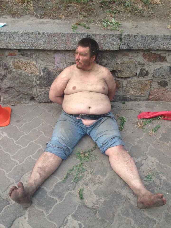 Задержанный мужчина был пойман в полуголом виде.