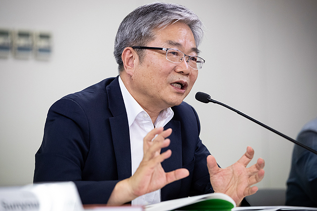 Глава Бюро образовательной политики Организации образования Сеула господин Пак Кун Хо.