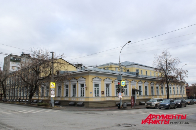В едином комплексе с гимназией находится единственный в России мемориальный музей Сергея Дягилева.