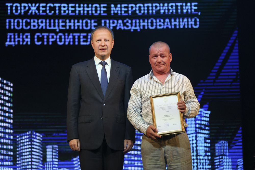 Главный инженер Фёдор Чесноков (на фото – справа) – строитель во втором поколении.