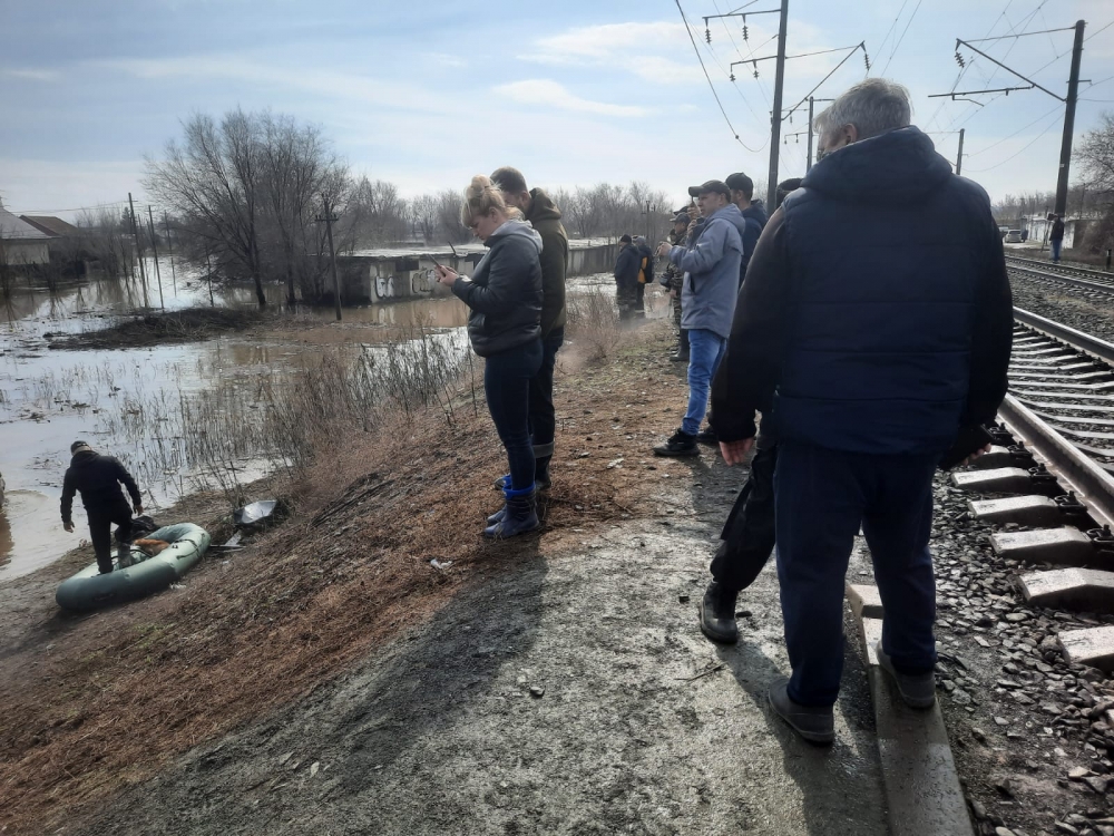 Вода подошла вплотную к железнодорожному полотну.