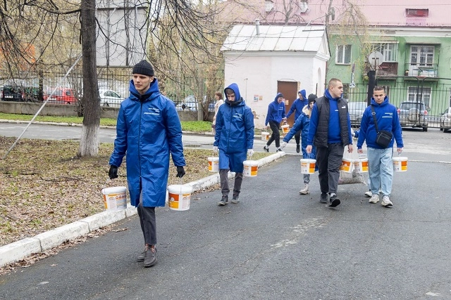Екатеринбургские волонтёры провели субботник в больничном сквере
