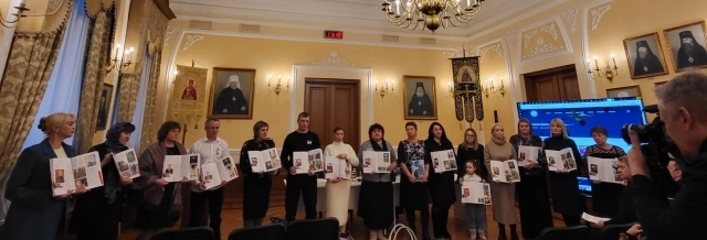 Они встали в центре зала в цепочку, держа в руках книги с открытыми страницами...