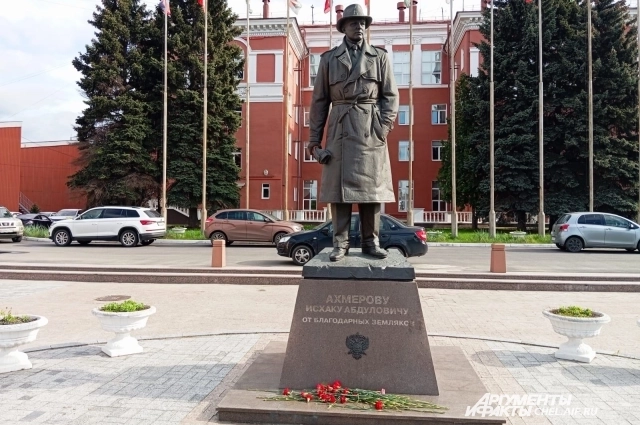 Памятник около дворца пионеров.
