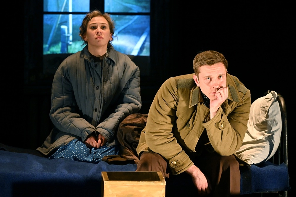 Анастасия Лазукина в роли Лики и Максим Михалёв в роли Марата в сцене из спектакля «Мой бедный Марат» в постановке режиссера Эдгара Закаряна по одноименной пьесе Алексея Арбузова в театре на Таганке в Москве.