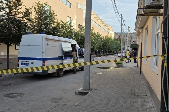 Место происшествия долго было оцеплено сигнальной лентой, следователи проводили тщательный осмотр места событий.
