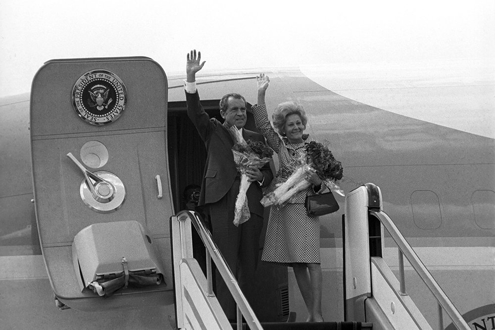 22-30 мая 1972 года. Официальный визит президента США Ричарда Никсона в СССР Президентская чета на трапе советского спецсамолета перед отлетом в Киев.