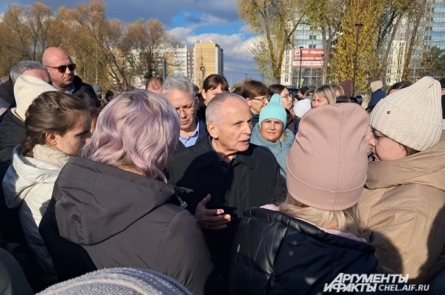 Директор завода также пообщался с пришедшими на акцию и ответил на их вопросы. 