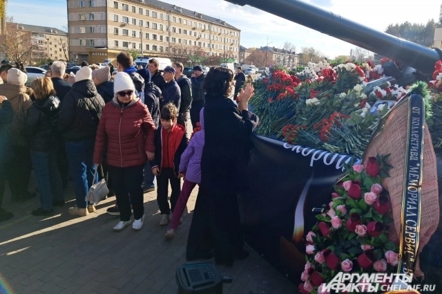 Ирина Текслер молча возложила цветы, перекрестилась и удалилась.