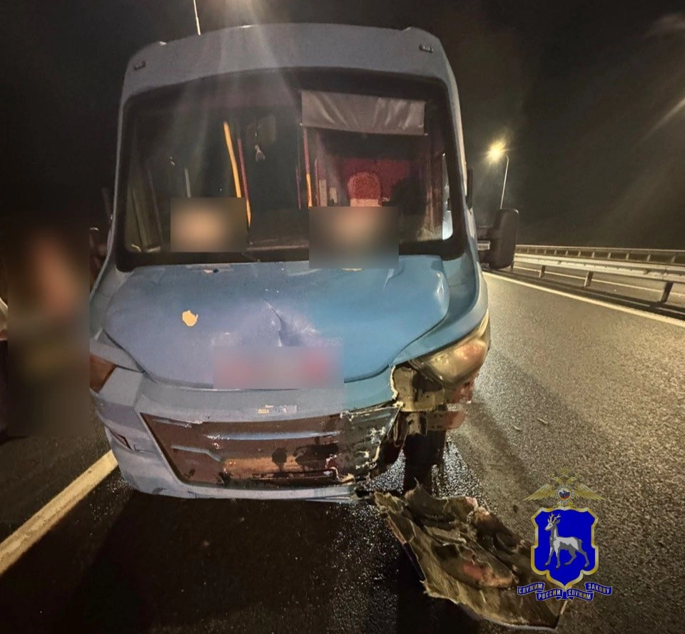 Передняя часть автобуса развалилась.