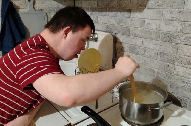 Дима готовит еду. 