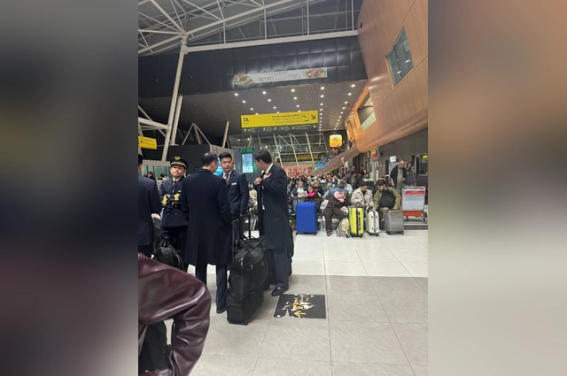 Люди ждут своих рейсов по несколько десятков часов.